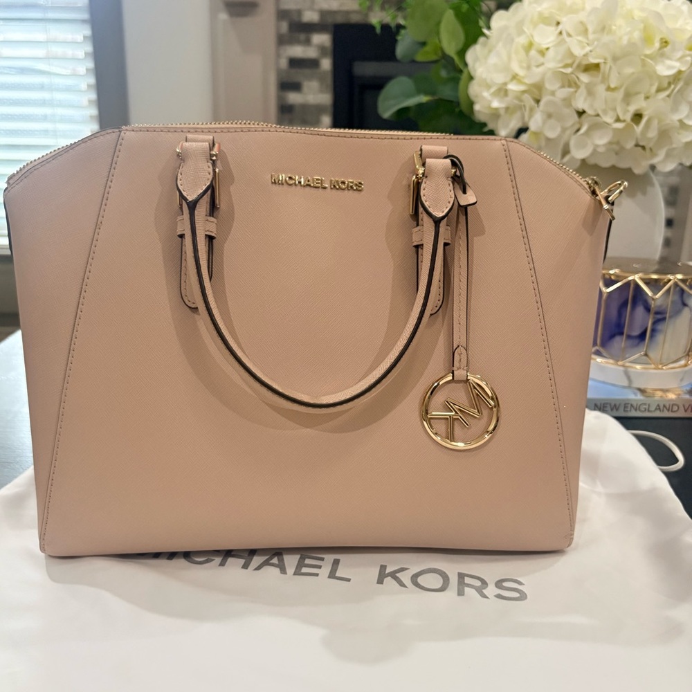 Michael Kors Blush Tote 👛 EUC. No tears or damage. 🩷